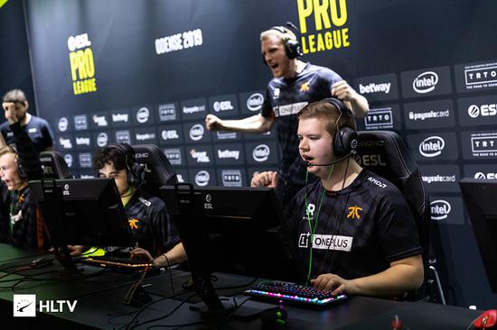 LPL新主持人惊艳登场引发玩家热议